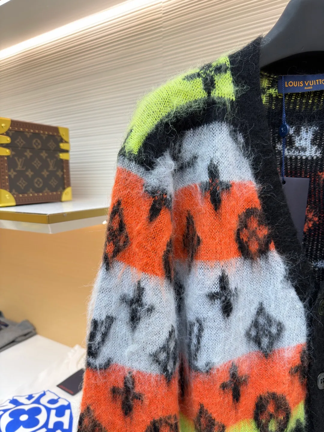 LOUIS VUITTON colorful mohair cardigan ●Original version: Purchased and developed for 13400 ●Item number: 1682122-C75 ●Fabric: mohair fabric ●Technology: Knitted production ●Color: Color ●Version: Fitted version ●Weight: about 610 grams ●Size: XS-S-M-L ●Description: Custom-woven mohair 67% + nylon 28% + sheep wool 5% yarn, purchased rich and finely ground mohair, imported Stoll weaving, full body alignment and stripe stitching, with black and white gray tones to highlight the full Monogram For the pattern, the mohair has been washed and naturally milled. After the shirt is woven, you need to manually remove the dotted lines that hang the hair, draw the knots and sew them. After sewing, wash and iron them to shape, then remove the clamps and catch the hair, wash it after catching it, and finally catch the hair again to achieve the same wool feel and effect as ZP. The process is very complicated. The overall wiring is straight and delicate, the fabric is comfortable and soft, and the color is consistent without color difference. It can be matched with the same style to create a fashionable look and control various occasions. Customized accessories, complete with three standards, same style for men and women!